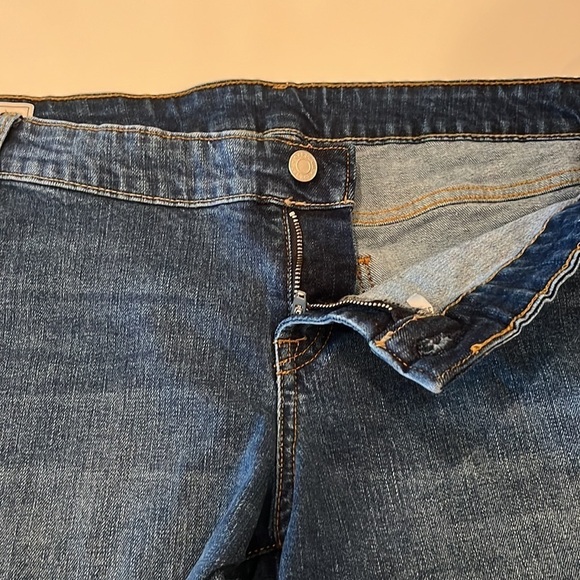 GAP Maternity Cuffed Shorts Size 33 / 16 R - Picture 15 of 16